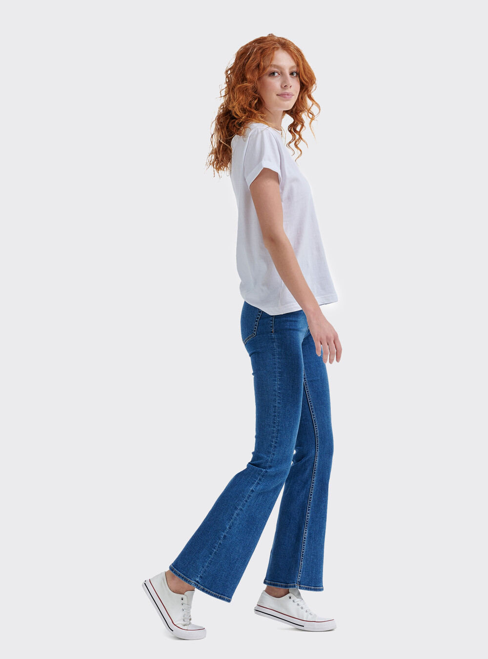 Jeans a zampa elasticizzati a vita alta
