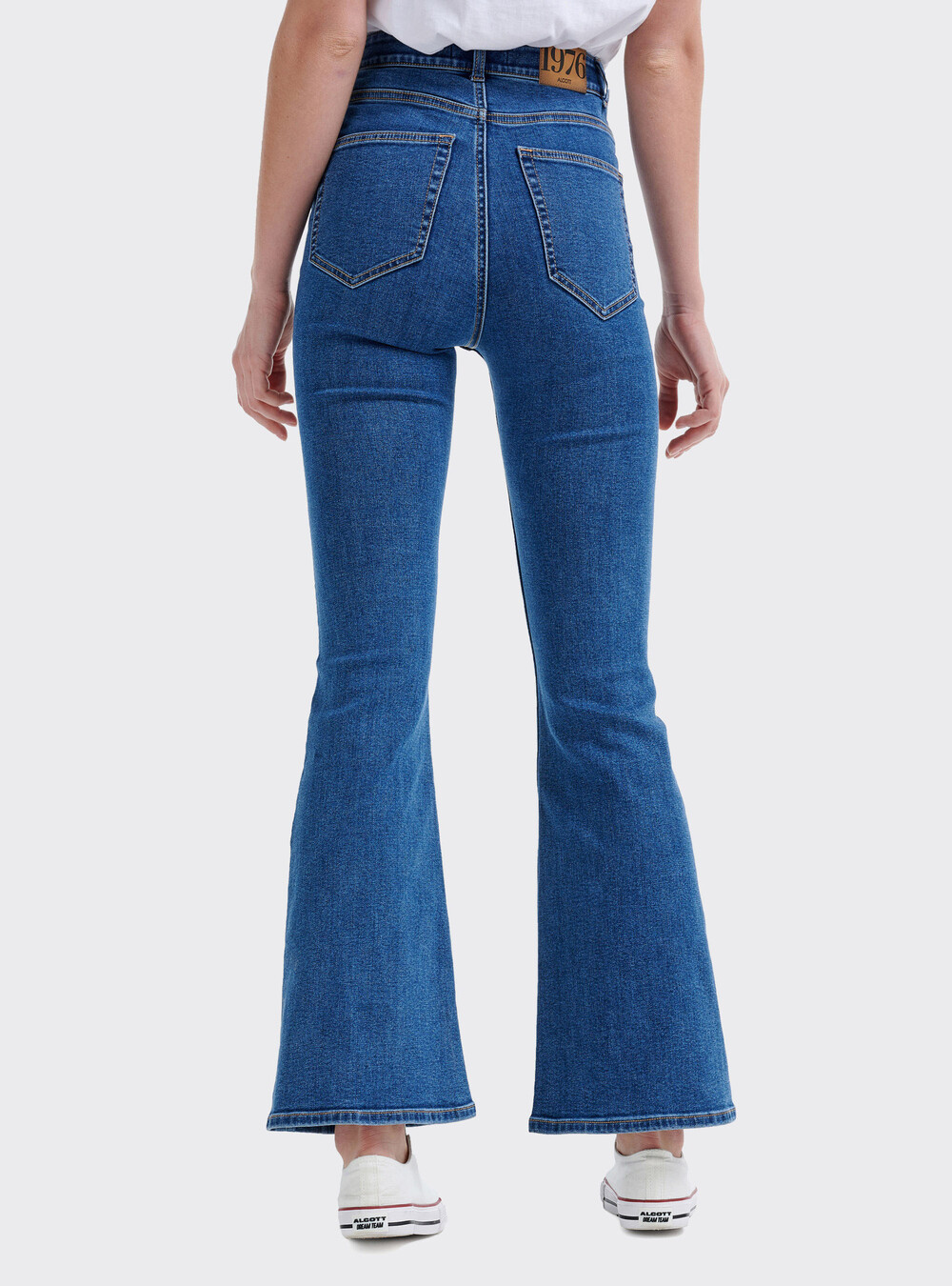 Jeans a zampa elasticizzati a vita alta